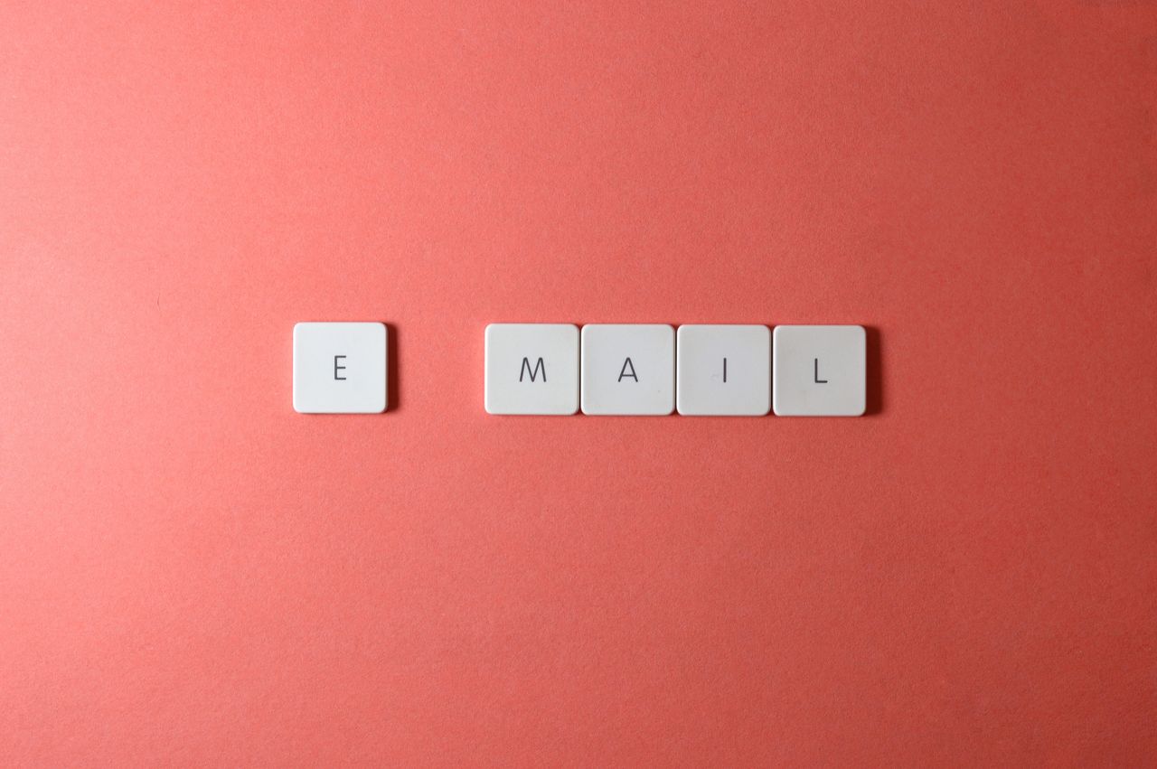 Raspored tipki na pločicama ispisuje riječ email na koraljnoj podlozi.